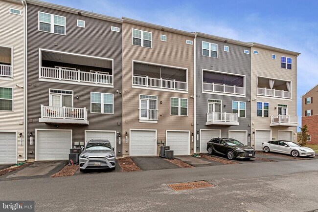 Building Photo - 10910 Presidential Pkwy