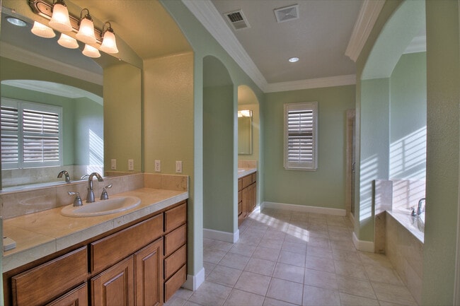 Building Photo - Beautifully Maintained Home in Desirable W...