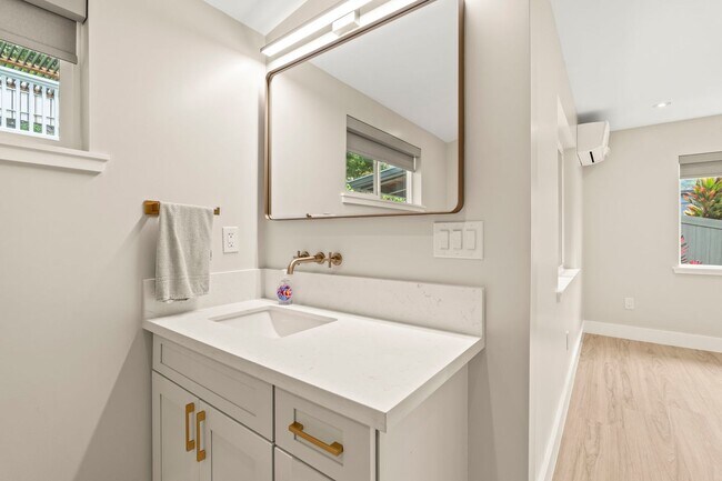Building Photo - Manoa Valley, 4 bedroom, 3 bath, Fully Ren...