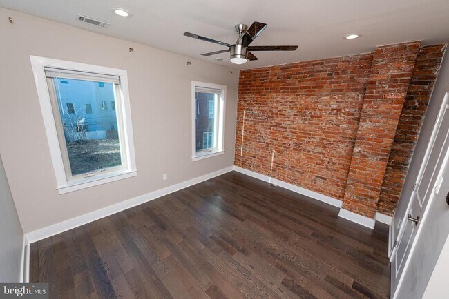 Building Photo - 1443 N Hollywood St