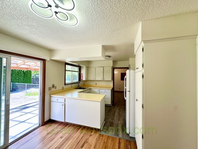 Building Photo - Mid-Century Classic House in Reedwood Neig...