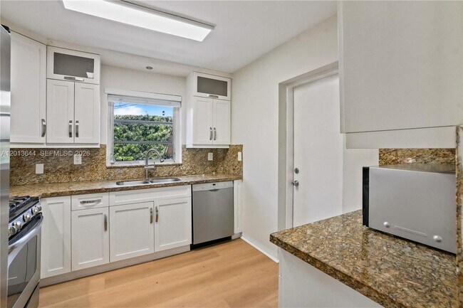 Building Photo - 2460 SW 24th St
