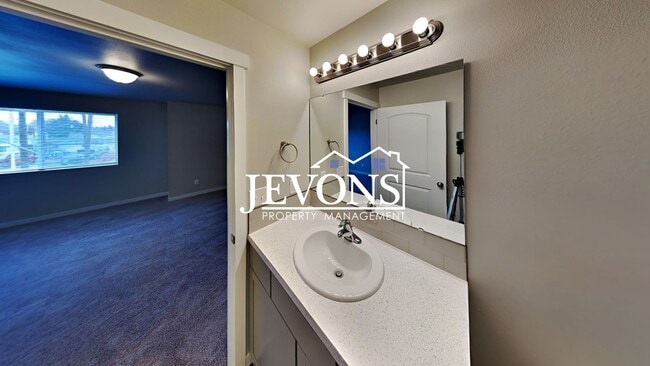 Building Photo - $500 Off on the First Month!! Enchanting 2020-built single-family home in Yakima