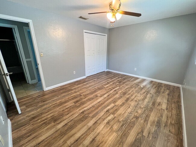 Building Photo - Pet Friendly 5BR/3BA Pool home in Northwoo...