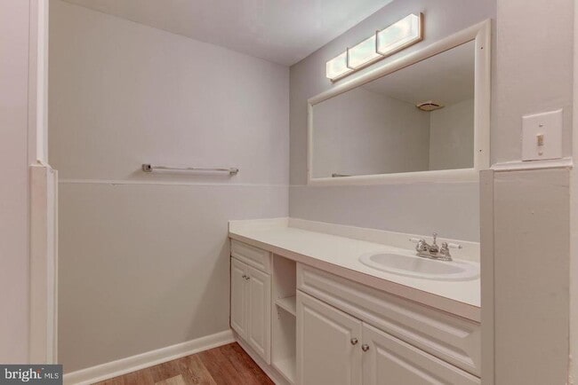 Building Photo - 107 Montrose Ave