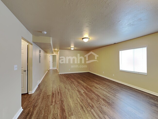 Building Photo - 2313 E 1450 S