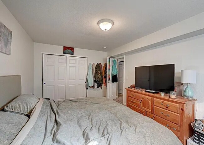 Building Photo - 3234 W Girard Ave