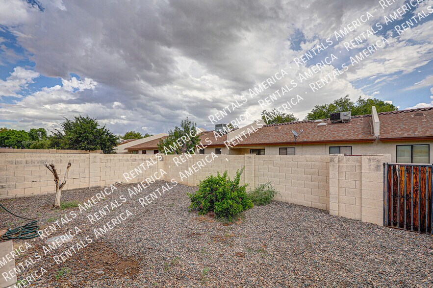 Building Photo - 9123 N 68th Dr