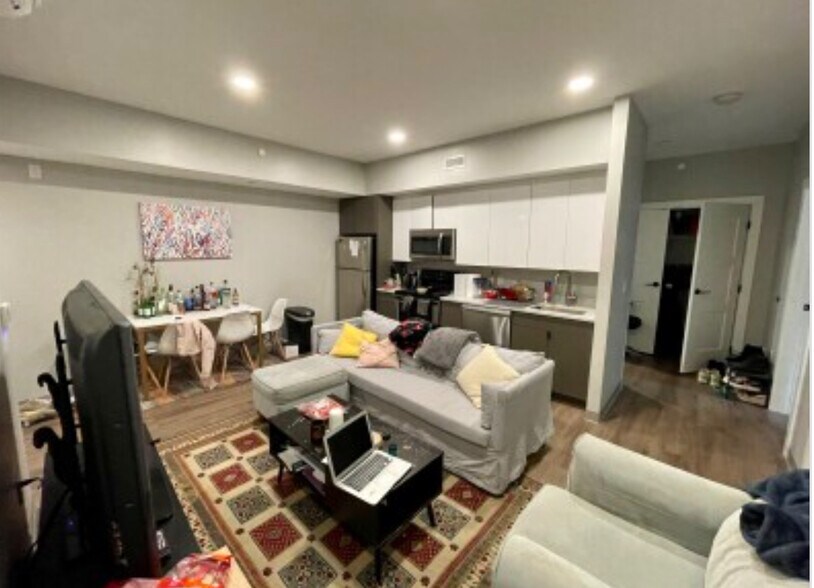 Building Photo - 104 Hemenway St