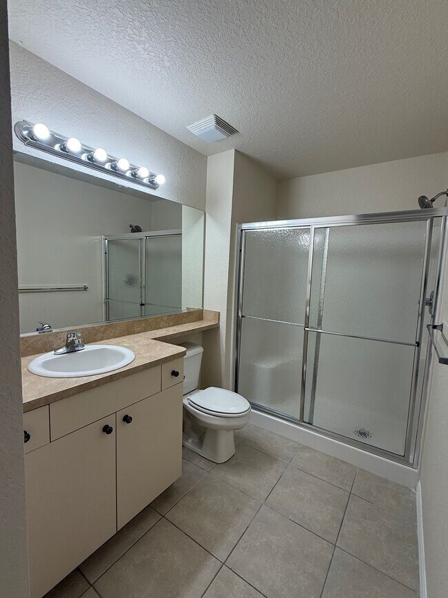 Building Photo - 2 Bedroom/2 Bathroom Apartment
