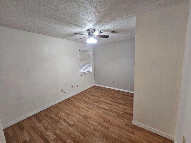 Building Photo - 1926 Martin St