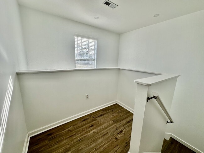 Building Photo - Spacious Three Bedroom Townhome in Old South!