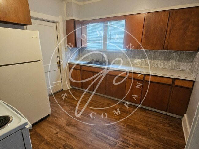 Building Photo - Charming 2 Bed, 1 Bath lower duplex in Tol...