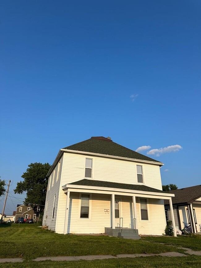 Primary Photo - Updated 5 Bedroom House for Rent
