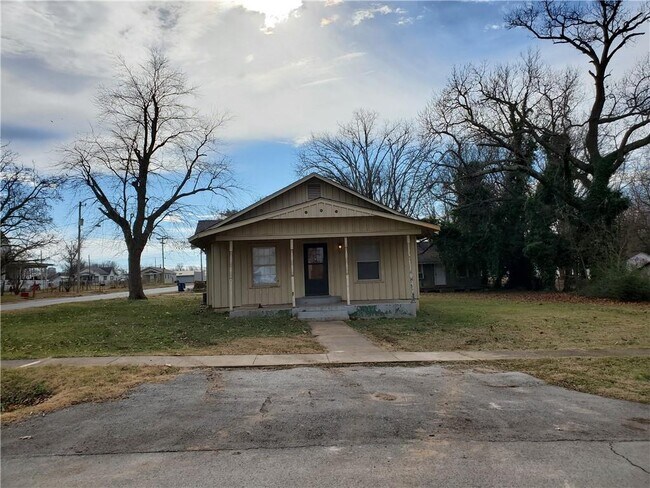 Primary Photo - 722 E Twin Springs St