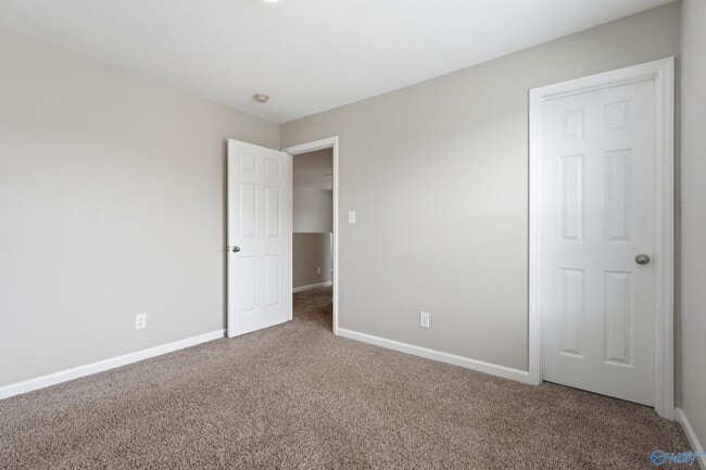 Building Photo - 3262 Lakeland Dr SW