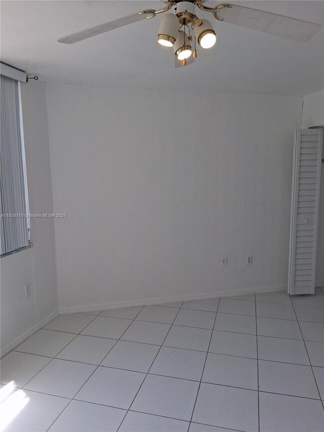 Building Photo - 1400 St Charles Pl
