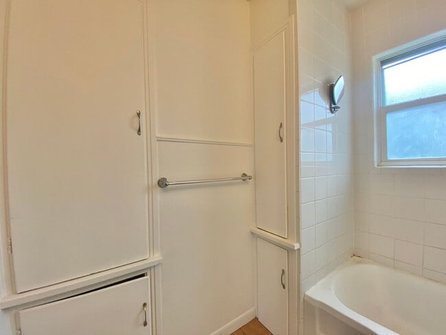 Building Photo - Pre-leasing now - 3 bed /2 bath - available 6/10/2026