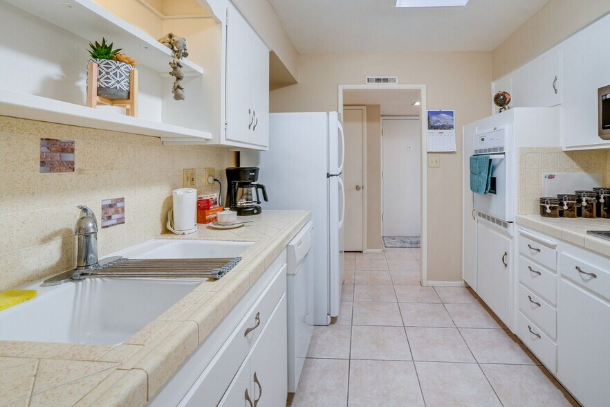 Building Photo - 11662 N Hacienda Dr