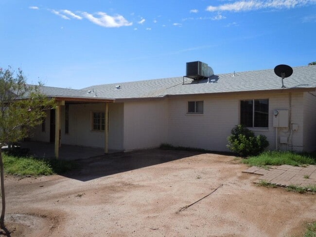 Building Photo - 520 E Judi Dr