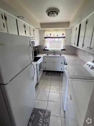 Building Photo - 1699 Edgewood Dr