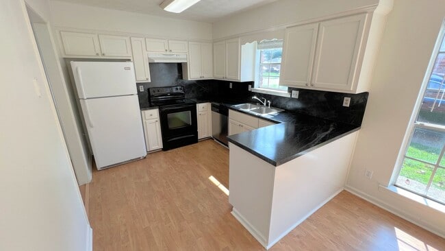 Building Photo - Lovely 3-Bedroom