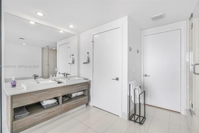 Building Photo - 650 NE 32nd St