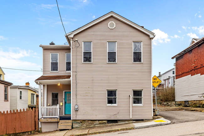 Front View of Property and Main Entrance - 10 Carrie St