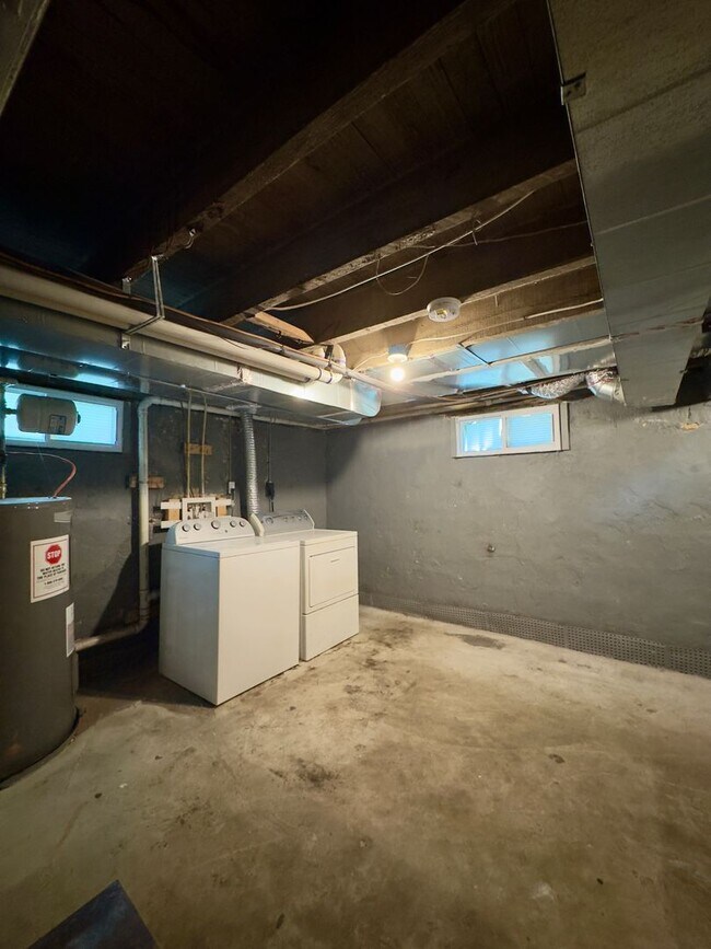 Building Photo - Charming 4 Bedroom/2 Bathroom in Asbury Av...