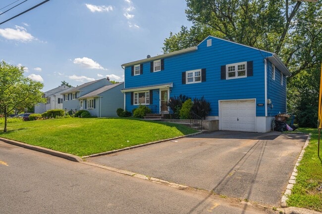 Building Photo - Spacious five bedroom home