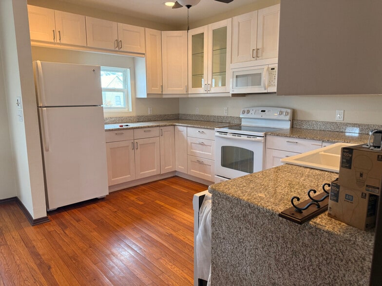 Building Photo - 302 E Sandstone St