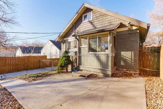 Building Photo - Charming, impeccably clean and maintained ...