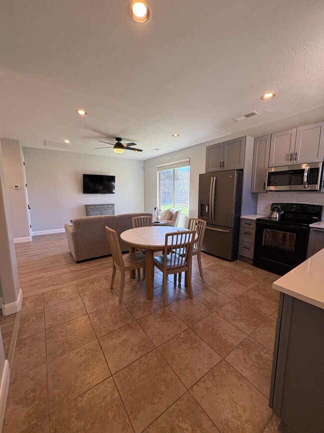 Building Photo - Hurricane Main Home