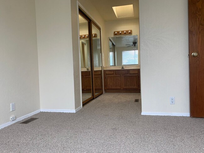 Building Photo - Townhome Style 2bed/1.5 bath