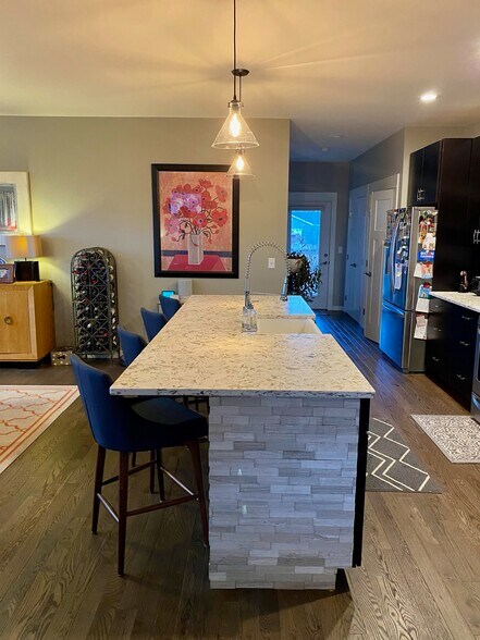 kitchen bar - 151 Starbuck Cir