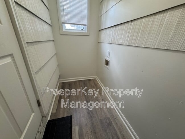 Building Photo - 323 Tennant Ave