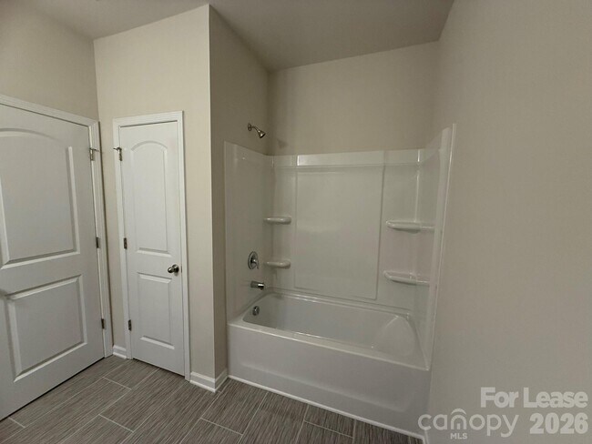 Building Photo - 1111 Bartholdi Dr