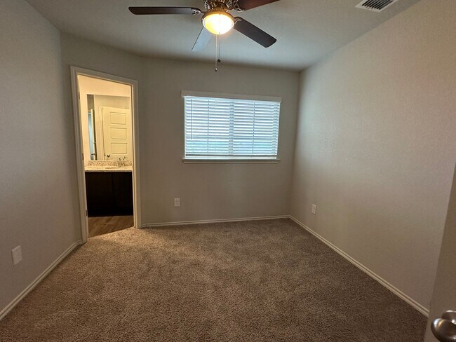 Building Photo - Luxury Townhome