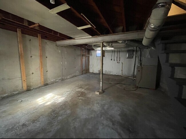 Building Photo - Stunning 2 Bedroom Townhome