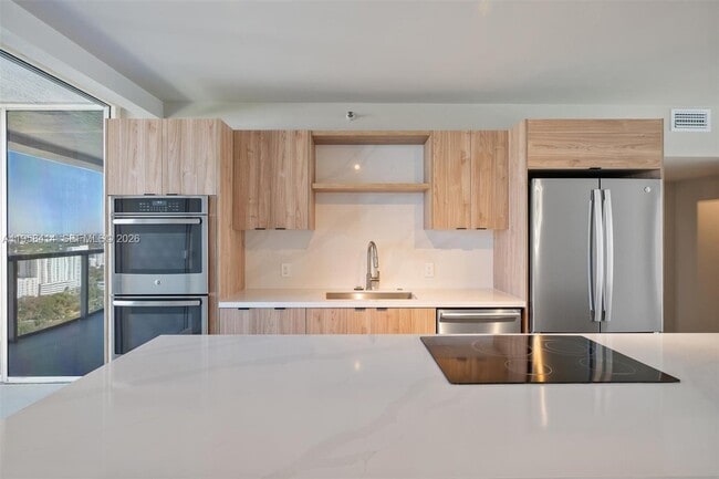 Building Photo - 1541 Brickell Ave