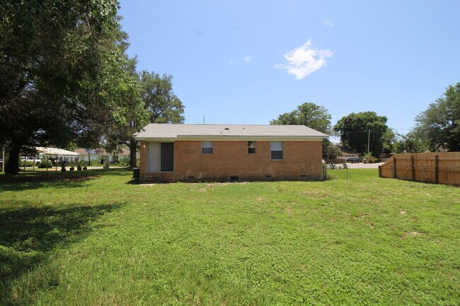 Building Photo - Gulf Breeze Rental: 3 Bedroom Brick Home w...