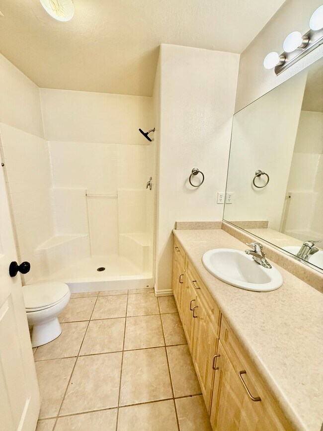 Building Photo - Pet-Friendly Three Bedroom Townhome in Woodbridge