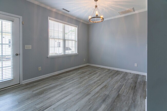 Building Photo - Peaceful 3-Bed, 2-Bath End Unit Townhome in Powell Place