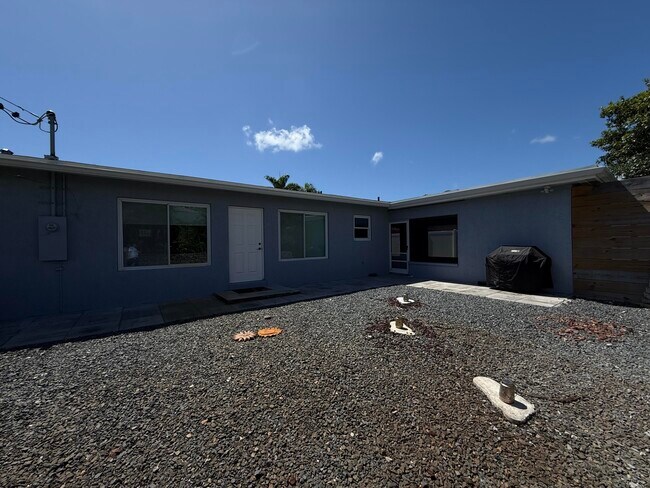 Building Photo - 1615 Crest Dr