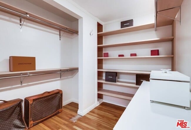 Building Photo - 1275 Havenhurst Dr