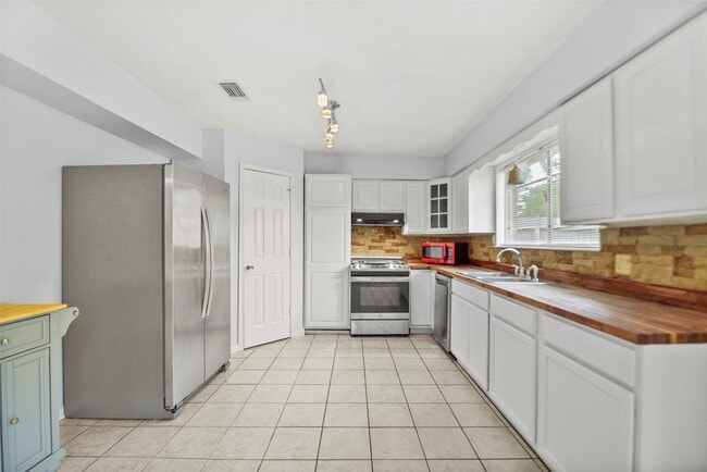 Building Photo - 16310 Cypress Valley Dr