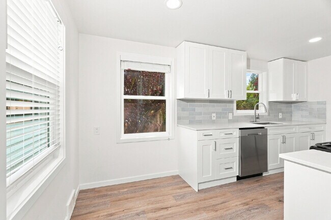 Building Photo - Beautiful Magnolia Home with Updated Kitchen, Spacious Yard & Flexible Living Space!- Available N...