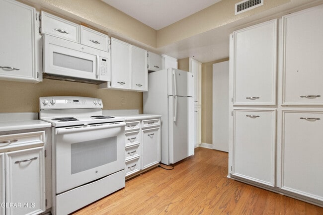 Building Photo - 316 Thunderbird Dr