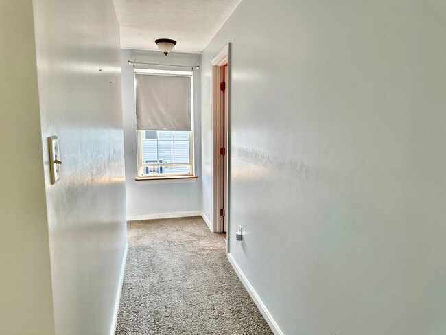 Building Photo - Like New 3BR, 1.5 bathroom Colonial For Rent