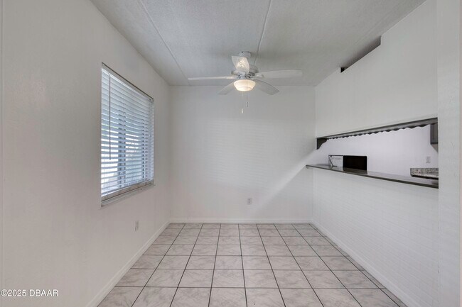 Building Photo - 400 Oakridge Blvd